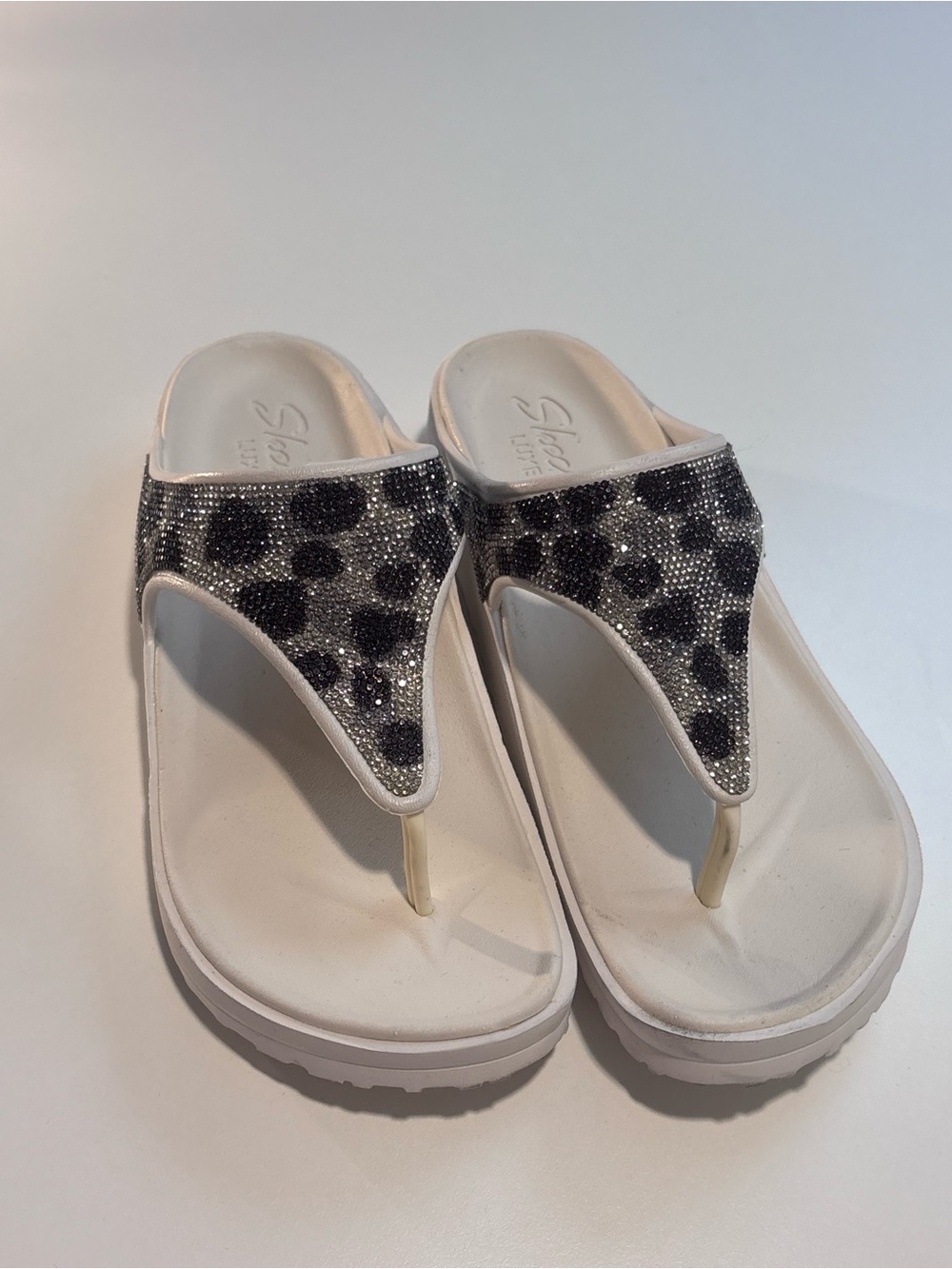 Skechers Black and Silver Leopard Print Rhinestone Thong sandals sz 9
